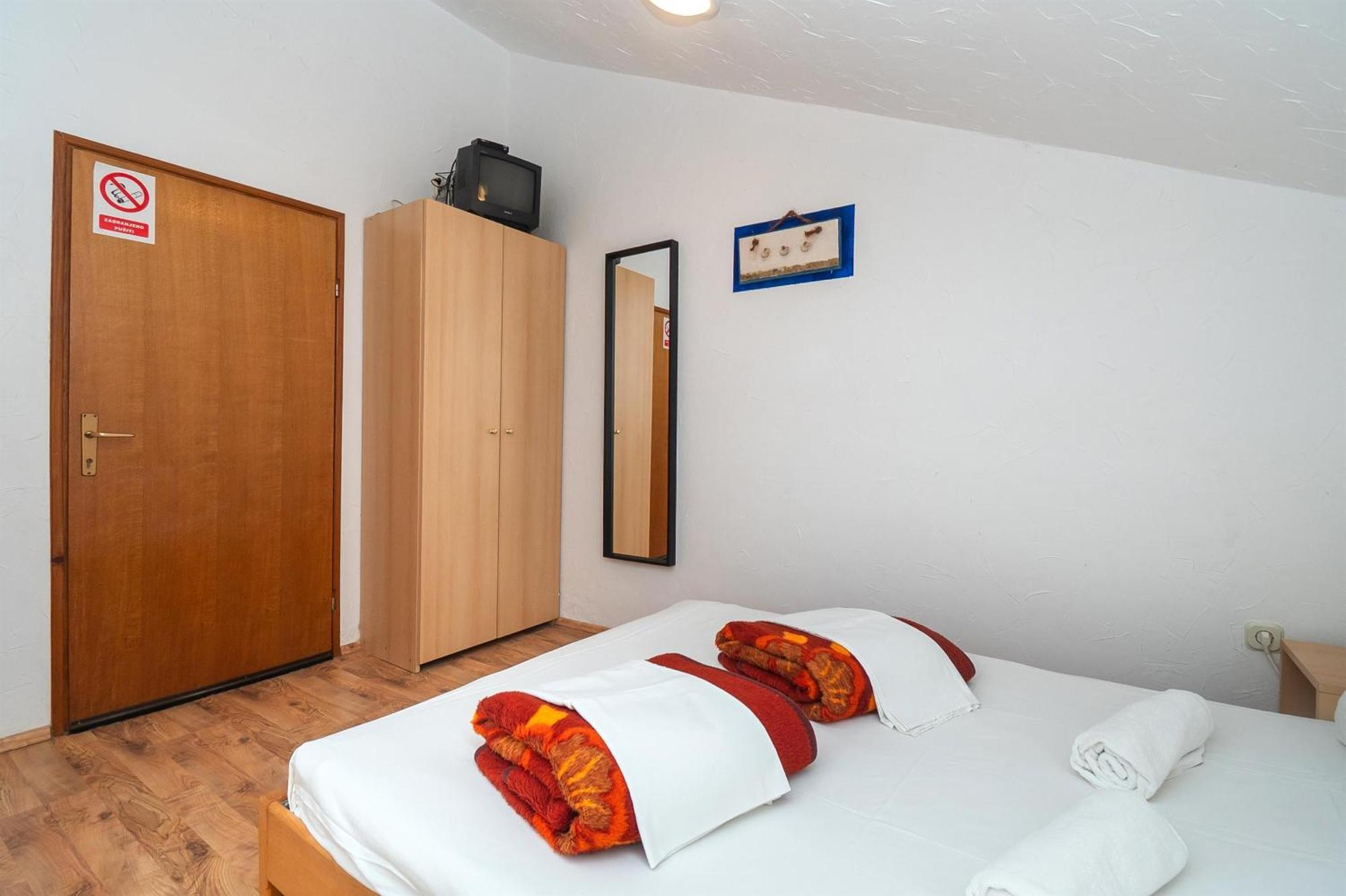 Apartments And Rooms Mladen Vodice Exterior foto