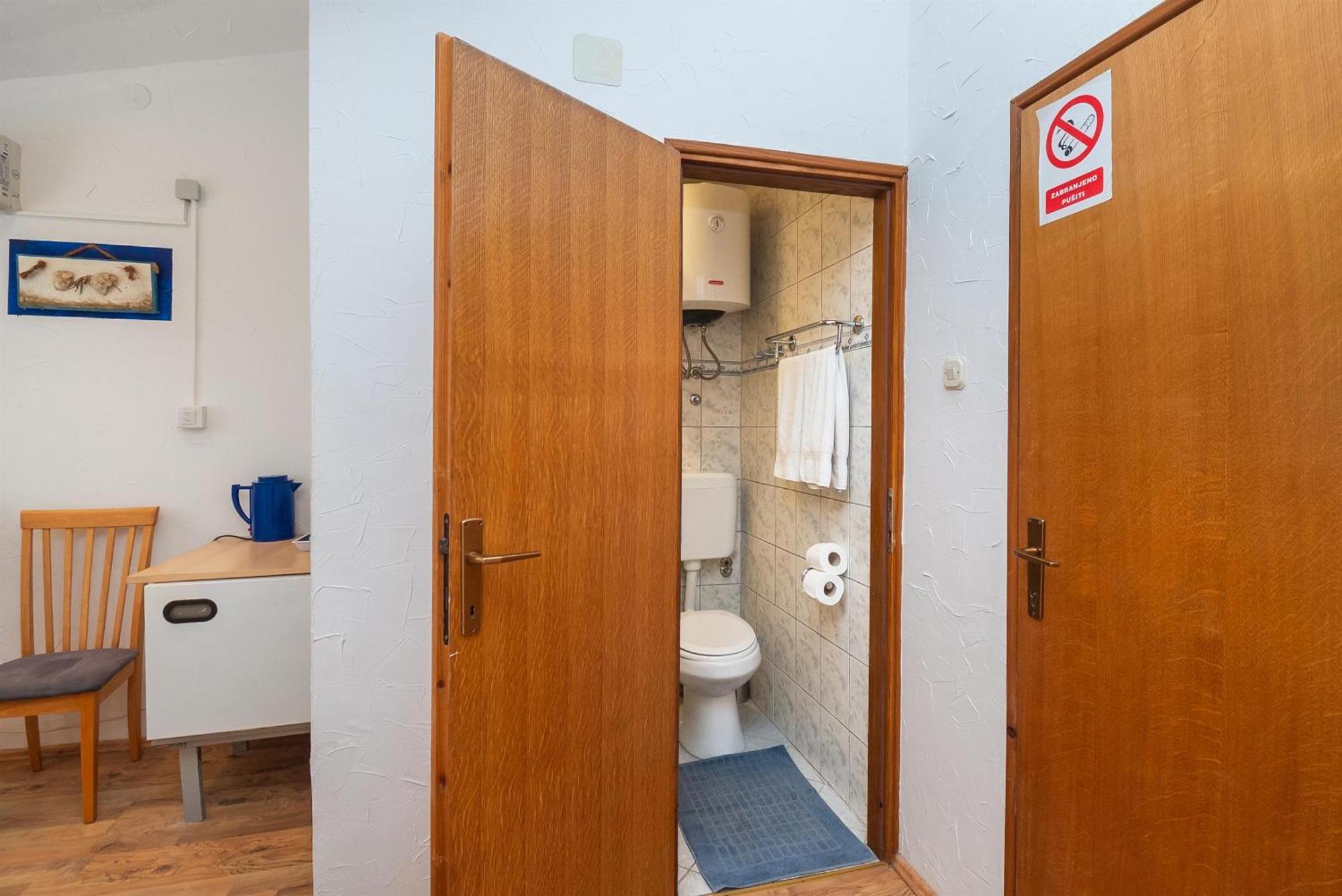 Apartments And Rooms Mladen Vodice Exterior foto