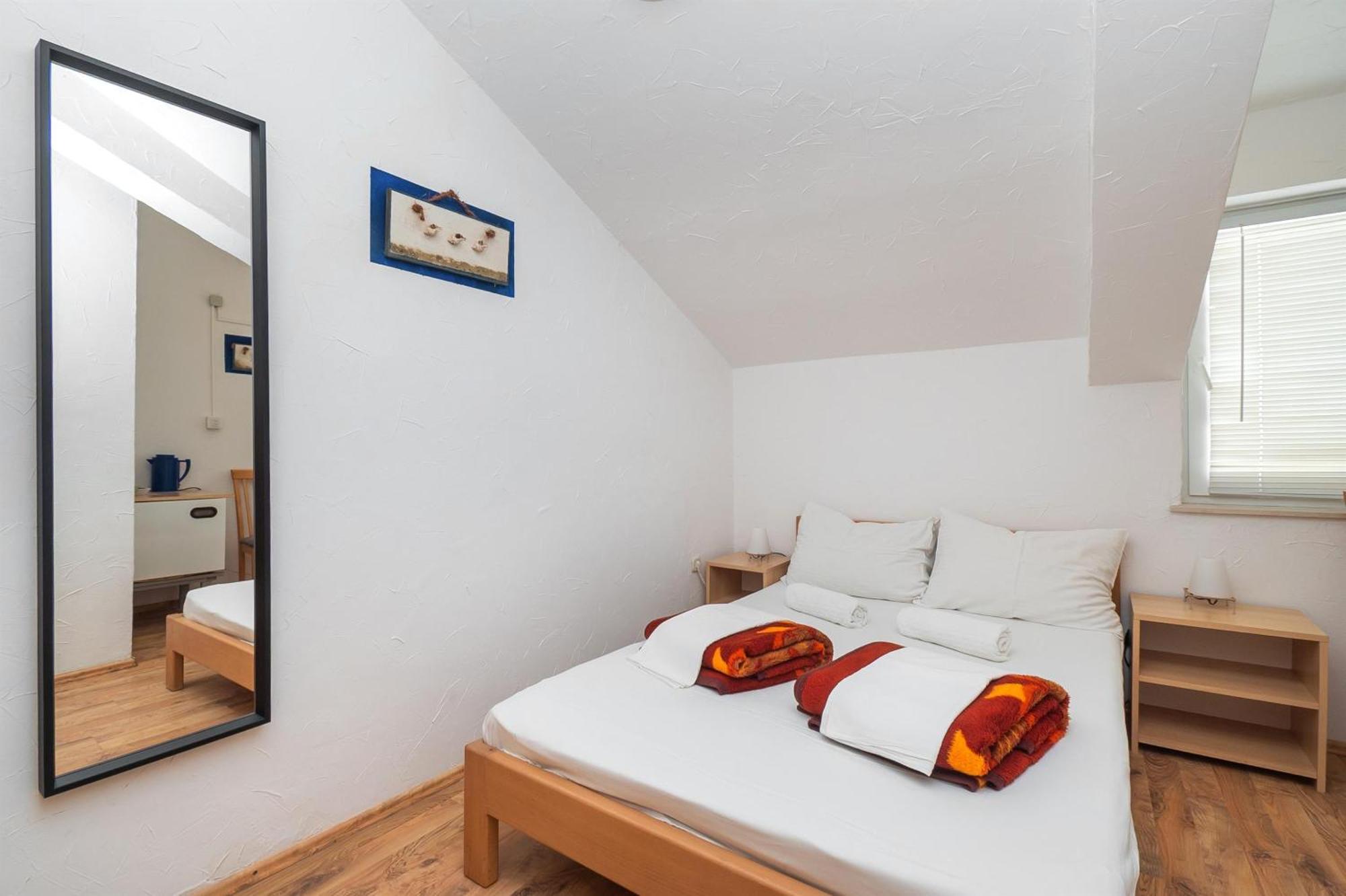 Apartments And Rooms Mladen Vodice Exterior foto