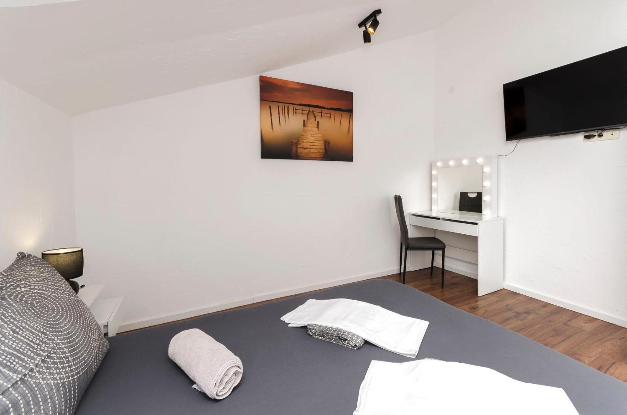 Apartments And Rooms Mladen Vodice Exterior foto