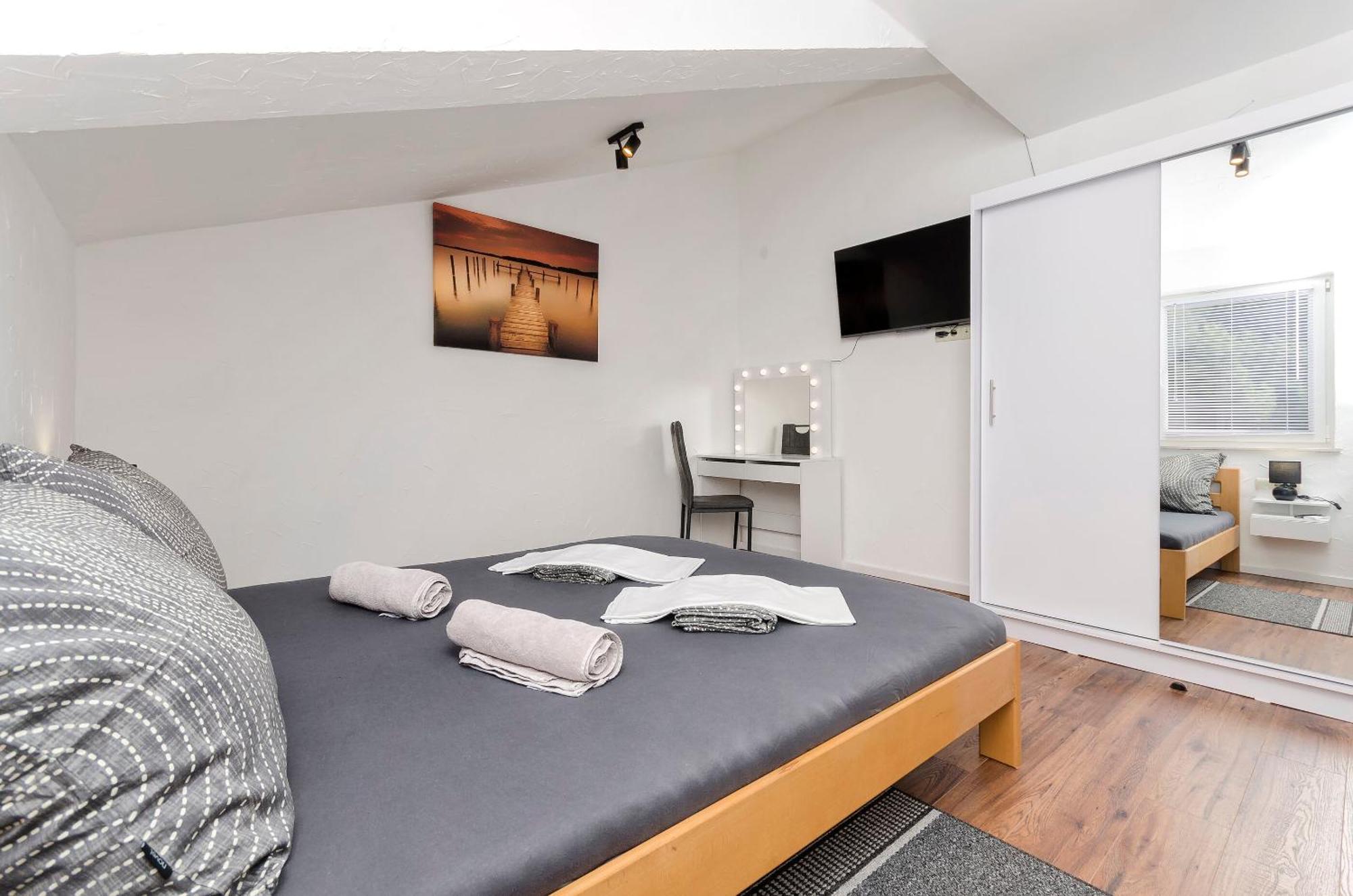 Apartments And Rooms Mladen Vodice Exterior foto